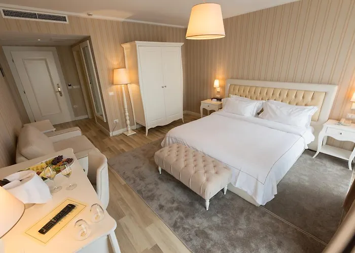 帕拉斯温泉酒店 Durrës