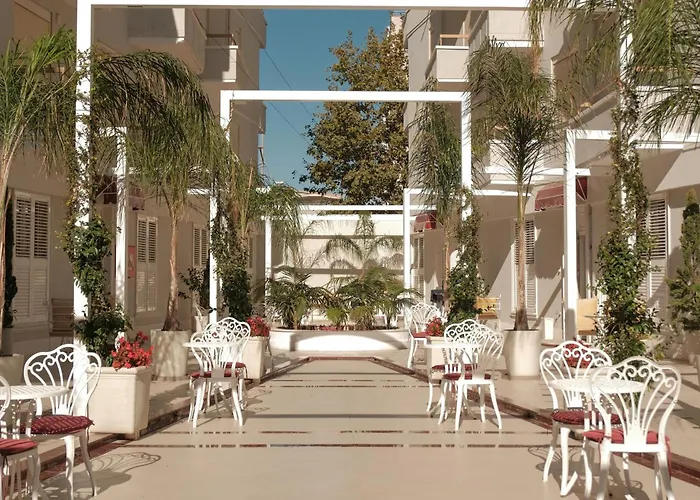 帕拉斯温泉酒店 Durrës